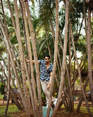 Karan Kapadia Instagram - I like trees.

📸 - @bharat_rawail 
🧥- @priyaaa24 assisted by @bhatiapankti_ 
✍️- @vishu.raj.put
🧔🏻- @vikramaj85_hair