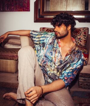 Karan Kapadia Instagram - 📸 - @bharat_rawail 
🧥- @priyaaa24 assisted by @bhatiapankti_ 
✍️- @vishu.raj.put
🧔🏻- @vikramaj85_hair
Outfit - @yavi