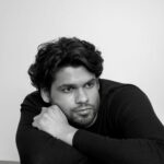 Karan Kapadia Instagram - 📸- @bharat_rawail 🧥- @priyaaa24 assisted by @bhatiapankti_ ✍️- @vishu.raj.put 🧔🏻- @vikramaj85_hair
