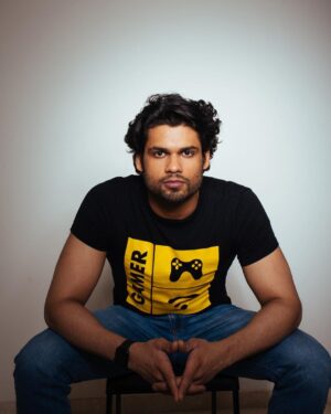 Karan Kapadia Instagram - 📸- @bharat_rawail 
🧥- @priyaaa24 assisted by @bhatiapankti_ 
✍️- @vishu.raj.put
🧔🏻- @vikramaj85_hair