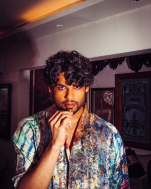 Karan Kapadia Instagram - 📸 - @bharat_rawail 
🧥- @priyaaa24 assisted by @bhatiapankti_ 
✍️- @vishu.raj.put
🧔🏻- @vikramaj85_hair
Outfit - @yavi
