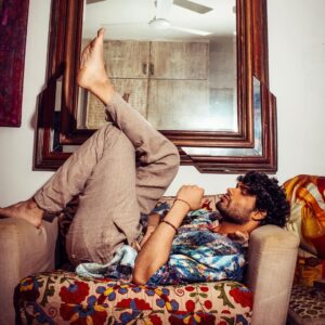 Karan Kapadia Instagram - 📸- @bharat_rawail 
🧥- @priyaaa24 assisted by @bhatiapankti_ 
✍️- @vishu.raj.put
🧔🏻- @vikramaj85_hair
Outfit - @yavi