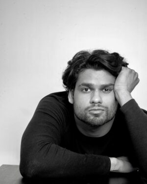 Karan Kapadia Instagram - 📸- @bharat_rawail 
🧥- @priyaaa24 assisted by @bhatiapankti_ 
✍️- @vishu.raj.put
🧔🏻- @vikramaj85_hair