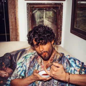 Karan Kapadia Instagram - 📸 - @bharat_rawail 
🧥- @priyaaa24 assisted by @bhatiapankti_ 
✍️- @vishu.raj.put
🧔🏻- @vikramaj85_hair