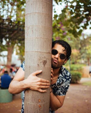 Karan Kapadia Instagram - I like trees.

📸 - @bharat_rawail 
🧥- @priyaaa24 assisted by @bhatiapankti_ 
✍️- @vishu.raj.put
🧔🏻- @vikramaj85_hair