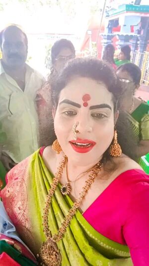 Karate Kalyani Padala Instagram - విజయవాడ లో మార్గశిర మాసంలో అమ్మవారికి త్రిశూలం.పట్టుబట్టలు వెండి కళ్ళు బంగారు శతమానం  మా సోంపేట  ములగడ విజయలక్ష్మి గారు w/o చిట్టబ్బాయి.గారు.వారి కుమారులు కూతుర్లు  కలిసి అందచేసే సమయంలో... నేను మా అమ్మగారు చేతులమీదుగా అందచేసి..నా పూర్వజన్మ పుణ్య ఫలం అమ్మ అందరినీ చల్లగా చుడమ్మ...జై భవాని🙏🏻🙏🏻🙏🏻🙏🏻🙏🏻🙏🏻🙏🏻🙏🏻🙏🏻🙏🏻🙏🏻