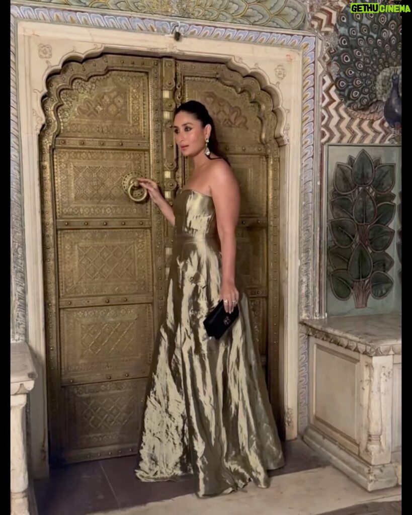 Kareena Kapoor Instagram - Ralph Lauren is timeless… whether it’s the working woman polo shirt, the luxe sporting cricket sweater, or the classic black dress. To me, it’s just everything that represents comfort and warmth… A family favourite for sure💛 A GOLDEN NIGHT INDEED 💛💛💛 @princessdiyakumarifoundation, @pachojaipur @gauravikumari @ralphlauren @collectiveindia #collaboration #RalphLauren P.S. Swipe till the end for 🎶, Sinnerman by my all time lover Nina Simone