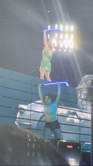 Karen Chuang Instagram - November 26, 2023 :: LAST SHOW OF 2023 TONIGHT!! LET’S GET ROWDY AND HAVE SOME FUN SÃO PAULO ❤️🇧🇷

To view what’s going on stage right please head over to @sydneymosss page 😂

Thank you @larissamaracaja for capturing this moment from “Blank Space” 🚙💥

#erastour #southamerica #brazil #taylorswift #blankspace #golfing