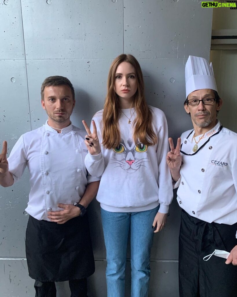 Karen Gillan Instagram - Karen and the chefs #japancomiccon @cezarskitchenjp Tokyo, Japan