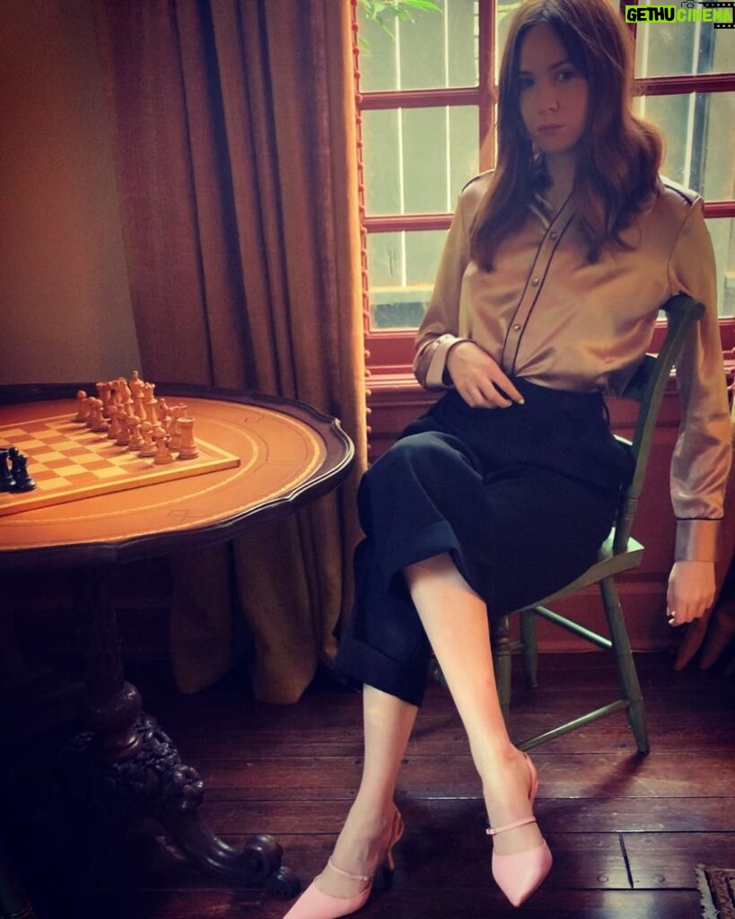 Karen Gillan Instagram - Watches the queens gambit once and…