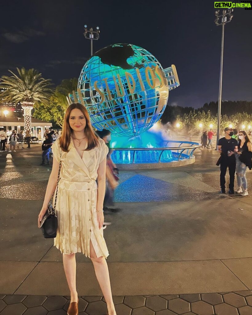 Karen Gillan Instagram - Went on some rides. Didn’t cope very well. Universal Studios Hollywood