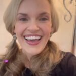 Kari Wahlgren Instagram - ✈️ Can’t get to a convention? No problem! I’ll be doing an online signing for @colorworldlive on October 7! ✍🏼 You can sign up to get prints signed, audio recordings or chat with me one on one at colorworldlive.com. See you soon! 💗 #convention #autographsigning #voiceover #cartoons #anime #videogames