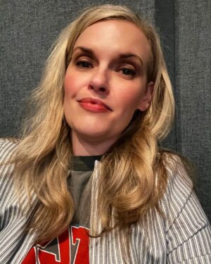 Kari Wahlgren Instagram - And that’s a wrap on another week…😊💗
#voiceover #friday #fridayvibes