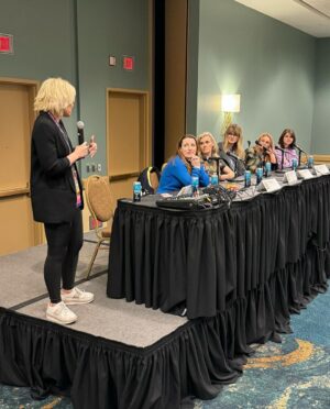 Kari Wahlgren Instagram - Day 3 and @anime_los_angeles continues to blow me away with its lovely fans and caring staff. 🥰

Looking forward to one more day tomorrow! 💗

#anime #womeninanimation #cosplay #voiceover