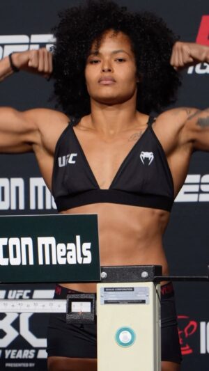 Karine Silva Instagram - No peso!!! Let’s gooooo!! 

#ufcfightnight #karinesilva #karinekiller #ufc #mma

🎥 by @fullsend_mma