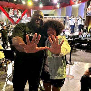 Karine Silva Instagram - Que satisfação poder encontrar meu amiguinho @that_damn_tate , apesar dele não fazer as minhas mãozinhas hoje, ele fez na minha estréia e segundo ele é a menor mão que ele já fez no UFC.

What a pleasure to be able to meet my little friend @that_damn_tate , although he didn't do my little hands today, he did on my debut and according to him it's the smallest hand he's ever done in the UFC.

Foto de 04/05/22 e 22/04/23

#ufcbrasil #ufcfighter #ufcfightnight
#ufc #ufcfightnight #lasvegas #ufcvegas71 #ufcfigthpass #ufcfightnight #ufcvegas