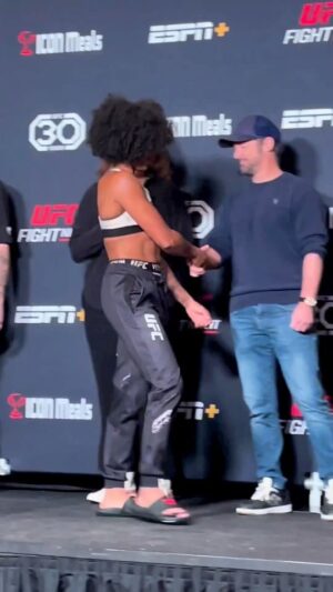 Karine Silva Instagram - Posted • @ag.fight Encarada para a conta! pedritaufc va @karine_killer_ufc 👊🏼🇧🇷🇧🇷 #ufcvegas71