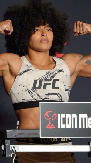Karine Silva Instagram - No peso!! A @karine_killer_ufc faz a segunda luta do #ufcfightnight amanhã e nós vamos com ela segurando o baldinho!! 
O evento começa às 17:00hs com transmissão do @ufcfightpassbr !! Let’s goooo!!

#karinekiller #mma #ufc #ufcbrasil #gileribeiro #mmahoje 

🎥 Video feito pelo brother @ogshawnymack da @fullsend_mma - segue lá pessoal