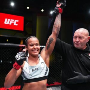 Karine Silva Instagram - Wow!
Karine Silva le ganó por sumisión en el primer round a Ketlen Souza en UFC VEGAS 74.
Y obtuvo su séptima victoria consecutiva,felicitaciones @karine_killer_ufc

Espero que no sea una lesión grave de @ketlenesquentadinhaofc 🙏

SIGANME Y DALE LIKE, PARA MÁS CONTENIDOS, META 2000 SEGUIDORES:
@adicto_al_ufc 
#ufcvegas74 #ufcfightnight #kaikarafrance #amiralbazi #ufcapex #ufc #ufcespañol  #ufcbrasil #ufceurope #ufcrussia #mma #mmaenespañol #alexcaceres #danielpineda #jessebutler #jimmiller #victoraltamirano #timelliott #karinesilva #ketlensouza #abubakarnurmagomedov #ufcvegas75 #ufcvegas76 #ufc289 #ufc290 #ufc291 #karinesilva #ketlensouza #flyweight #womanfight #submission #juijitsu