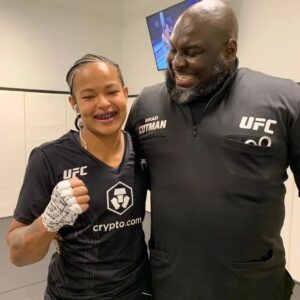 Karine Silva Instagram - Que satisfação poder encontrar meu amiguinho @that_damn_tate , apesar dele não fazer as minhas mãozinhas hoje, ele fez na minha estréia e segundo ele é a menor mão que ele já fez no UFC.

What a pleasure to be able to meet my little friend @that_damn_tate , although he didn't do my little hands today, he did on my debut and according to him it's the smallest hand he's ever done in the UFC.

Foto de 04/05/22 e 22/04/23

#ufcbrasil #ufcfighter #ufcfightnight
#ufc #ufcfightnight #lasvegas #ufcvegas71 #ufcfigthpass #ufcfightnight #ufcvegas