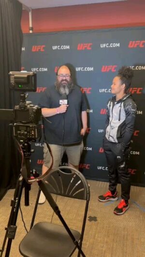Karine Silva Instagram - Hoje foi dia de MÍDIA DAY...

Gratidão pelo carinho de todos e bora lá que tá chegando, faltam 2 dias.... E quem ainda não assinou o UFC FIGHT PASS corre e aproveite, o LINK 🔗 ESTÁ NA MINHA BIO.

Gratidão pela acessória na entrevista

@gileribeirobjj 
@raphaelauad 
@mmahoje 

#ufcbrasil #UFC #UFCBR #gileribeiro #mmahoje #lasvegas #ufcfightnight #ufcfightpass #vegas #ufc71  #karinekiller #killerkarine #mma #mmafighter