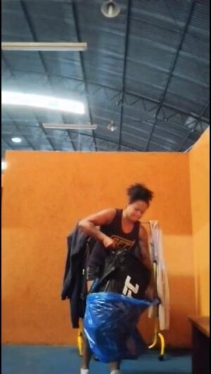 Karine Silva Instagram - Sempre quando chove é essa resenha.
 Pega casaco, bota casaco, tira casaco! 

E ainda dizem que é sorte 🍀

#curitiba #chuvitiba #karinekiller #killerkarine #diadechuva #muaythai #mma #ufc #treino