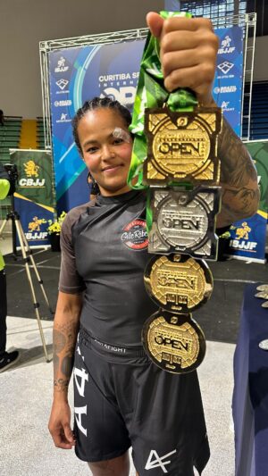 Karine Silva Instagram - Fala galera, tudo bem? Vim aqui compartilhar com vocês o quão incrível foi esse final de semana. Hoje participei do campeonato de no gi e fui campeã da categoria e no absoluto. Estou orgulhosa de tudo o que conquistei e grata por todas as pessoas que me apoiam e que torceram por mim. Encerro essa semana com chave de ouro e aquele sentimento gratificante e motivador de superar os desafios. Valeu

MESTRE: @gileribeirobjj

MATE: @jonatanmaloqueiro / @ctsantafe_team

PREPARADOR FÍSICO: @tfpatrickcardoso

ACADEMIA: @basecorporal /@lucas_casanova82

PSICÓLOGO ESPORTIVO: @marcoantoniodossferreira

NUTRICIONISTA: @lucasgossling

MÉDICO: @drmozartmorais

CBD: @brasilusahemp @usahemp @corina_usahemp @medicalhempbrasil

EXAMES: @xleme.oficial

DENTISTA: @dradianadepaula

PROTETOR BUCAL: @hannibalprotetorbucal

RECOVERY: performance recoverycwb / @andremiskalo

MASSOTERAPEUTA: @terapiascezarnicolotti / @cezarnicolotti

MEDICINA CANNABICA: @brasilusahemp / @medicalhempbrasil

PRODUTOS NATURAIS: @emporio.topmix /@priscilla_carteri

SUPLEMENTO NATURAL: @byounatural

SUCOS E SALADAS: @sucos.sa.curitiba / @luis_dodl

BALDINHO: @raphaelauad / @mmahoje

TATUADOR: @diegorausis / @the_red_fox_tattoo

ALIMENTOS DA DIETA: @vapza

INGLÊS: @myliveplus/ @andrebueno93 / @rhii_cruz
