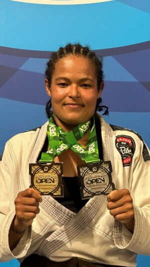 Karine Silva Instagram - Fala galera, tudo bem com vcs? Depois de praticamente 5 anos sem participar de nenhum campeonato com kimono, hoje eu participei do meu primeiro campeonato com a faixa marrom. Fiquei muito feliz com o meu desempenho nas lutas, apesar de não ter ganho no absoluto onde fiquei em segundo lugar, fiquei em primeiro lugar na categoria. Gostaria de agradecer a todos que torceram e gritaram por mim. Foi maravilhoso sentir essa energia novamente. Obrigada ao meu time é a todos que fazem parte dele. 

MESTRE: @gileribeirobjj

MATE: @jonatanmaloqueiro / @ctsantafe_team

PREPARADOR FÍSICO: @tfpatrickcardoso

ACADEMIA: @basecorporal /@lucas_casanova82

PSICÓLOGO ESPORTIVO: @marcoantoniodossferreira

NUTRICIONISTA: @lucasgossling

MÉDICO: @drmozartmorais

CBD: @brasilusahemp @usahemp @corina_usahemp @medicalhempbrasil 

EXAMES: @xleme.oficial

DENTISTA: @dradianadepaula

PROTETOR BUCAL: @hannibalprotetorbucal

RECOVERY: @performancerecoverycwb / @andremiskalo

MASSOTERAPEUTA: @terapiascezarnicolotti / @cezarnicolotti MEDICINA CANNABICA: @brasilusahemp / @medicalhempbrasil

PRODUTOS NATURAIS: @emporio.topmix /@priscilla_carteri

SUPLEMENTO NATURAL: @byounatural

SUCOS E SALADAS: @sucos.sa.curitiba / @luis_dodl

BALDINHO: @raphaelauad / @mmahoje

TATUADOR: @diegorausis / @the_red_fox_tattoo

ALIMENTOS DA DIETA: @vapza 

INGLÊS: @myliveplus / @andrebueno93 / @rhii_cruz