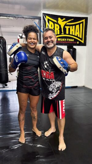 Karine Silva Instagram - Pensei comigo: Tirarei uns dias para descansar e dar uma folga dos treinos, e cá estou eu, não honrando as minhas palavras🤣🤣🤣

Obrigada professor @treinador_higa por toda ajuda é por ceder seu tempo e sua academia para que eu possa treinar nas férias ✊🏾👊🏾🙏🏾.

#fozdoiguaçu #killerkarine #karinekiller #karinekillerufc #treino #manopla #ferias #brasil #ufc #luta #ufcbrasil #ufcfightpass