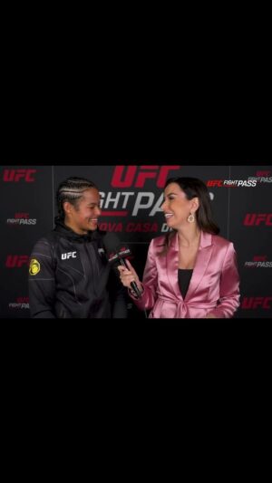 Karine Silva Instagram - Uma pequena parte da minha entrevista pós-luta, com a maravilhosa futura mamãe @vevyrodrigues .
Grata por todo carinho de vocês, estou muito feliz em ser a 1 mulher na história do UFC a ter 3 vitórias consecutivas por finalização. Isso é gratificante demais, é fruto de muito trabalho, construído com muito sangue, suor e lágrimas 😂 muitas lágrimas. 

Obrigada a todos

Ps: quem me passou a informação da parte da troca de células foi meu maravilhoso Psicológico Esportivo @marcoantoniodossferreira

#brasil #boston #ufcbrasil #ufc #ufcfightpass #ufcboston #ufc292 #UFC292 #UFCFightPass #ufc192 #ufcmassachusetts