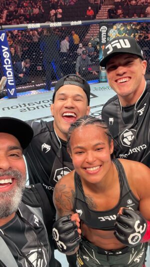 Karine Silva Instagram - First round submission for my friend @karine_killer_ufc so proud of you ❤️ hard work pays off!!! 

#ufc #ufcbrasil #bjj #jiujitsu #oss #hardwork #thankGod