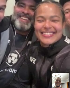 Karine Silva Instagram - Melhor ligação do dia. 

Nossa atleta e família @karine_killer_ufc com mais uma vitória fenomenal no @ufc @ufc_brasil 

Parabéns mestre @gileribeirobjj , @turmanmma @robinhobjj por todo o trabalho de corner. 

Parabéns pro nosso nutri monstro @lucasgossling sempre impecável. 

Parabéns @lucaslutkus @stefanosartorimma por todo o trabalho. 

Parabéns pro Patrick (que eu não lembro o IG dele) pela preparação física maravilhosa. 

Parabéns pra toda a equipe. Bora pegar esse cinturão. 

E como o @andreazevedo39 disse: Tá merecendo a preta já Mestre @gileribeirobjj 

#ufc #gileribeiro #gileribeirocollege
