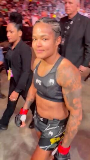 Karine Silva Instagram - Vitória por finalização no primeiro round. Mais uma atualização de GALA da @karine_killer_ufc. Abram o olho, esse menina é de ouro! #ufc292 

🎥 @mattdaviesphotography