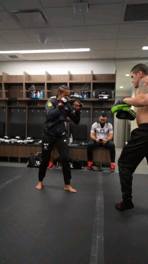 Karine Silva Instagram - Posted  @ufcespanol Las estrellas ya están 🔥 @karine_killer_ufc 🇧🇷 se alista para abrir la cartelera! #UFC292