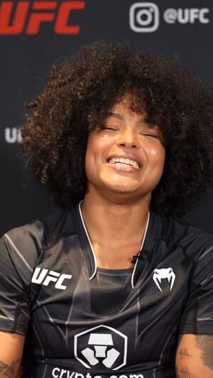 Karine Silva Instagram - AGORA SEM DELAY 🤣🤣🤣
SE DIVIRTAM CONOSCO ✊🏾

Posted • @ufc_brasil Que os brasileiros do #UFC292 mandam bem dentro do Octógono a gente já sabe! Mas será que eles conseguem soletrar os nomes de outros ateltas do card? Se liga no resultado! 😂

[ #UFC292 | HOJE, 19h30 | 📺 💻 📱 Ao vivo no @UFCFightPassBR ]