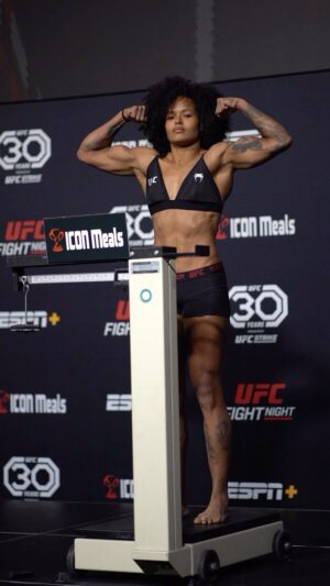 Karine Silva Instagram - NO PESO! A Karine Silva cravou 56.9 kg e avançou para o card do #ufcvegas74 

🎥 @odiegoribas