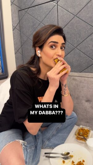 Karishma Tanna Instagram - Aaj dabbe mein kya hai ? 
Bhook lagi 😜

#reels #reelsinstagram #petpooja #gujjufood