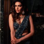 Karishma Tanna Instagram - Diwali celebrations 🎉 About last night for @rameshtaurani ❤️🙏🤗 Outfit @paulmiandharsh Hair by @shefali_hairstylist.81 Click by @areesz Neckpiece / earrings @dolsunjewelsofficial Handcuffs / rings @golecha_jewels @stylebysaachivj