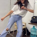 Karishma Tanna Instagram - After pack up Energy 🤓😎😜 On the fan @souravv_roy_ Video by @makeupbyvishakha My cutie @ananyaarora2013 #shenenigans #shoot #reels #reelsinstagram #mood