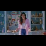 Karishma Tanna Instagram - Ye Hobnobs Kya hai? Agar aapke pass hai is sawal ka quirkiest, funniest and most interesting jawab to aap jeet sakte hain ek London trip aur bahut saare cool gadgets. So, Open your Instagram, search for the Hobnobs filter in effects, click your selfie and type your answer and post it with #Hobnobs on your instagram account. #contestalert #rewards #london #trending #trends
