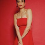 Karishma Tanna Instagram – Fashion gone Red ❤️

Outfit- @ozeqo
Jewellery- @valliyan
Make up @aafreenmakeupandhair 
Hair @shefali_hairstylist.81 
Styled by: @sukritigrover 
Styling Team: @vanigupta.23 @harshitadaga01 @bitofbash