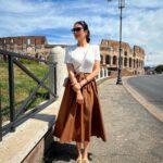 Karishma Tanna Instagram - When in Rome , Pose 🤍🩷 #travel #italy #potd #mood #explore #karishmatanna