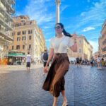 Karishma Tanna Instagram - When in Rome , Pose 🤍🩷 #travel #italy #potd #mood #explore #karishmatanna