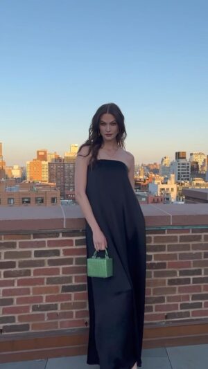 Karlie Kloss Kushner Instagram - celebrated @esteelauder’s new #Nutritious collection over dinner 💖🥥🌱 #ShowSkinLove #EsteeGlobalAmbassador  using— nutritious essence lotion nutritious melting soft creme/mask double wear in 2N1  double wear concealer in 1C brow multi-tasker in 02  sumptuous extreme mascara color envy blush in 140 color envy shadow in 02  bronze goddess in 01 + 02
