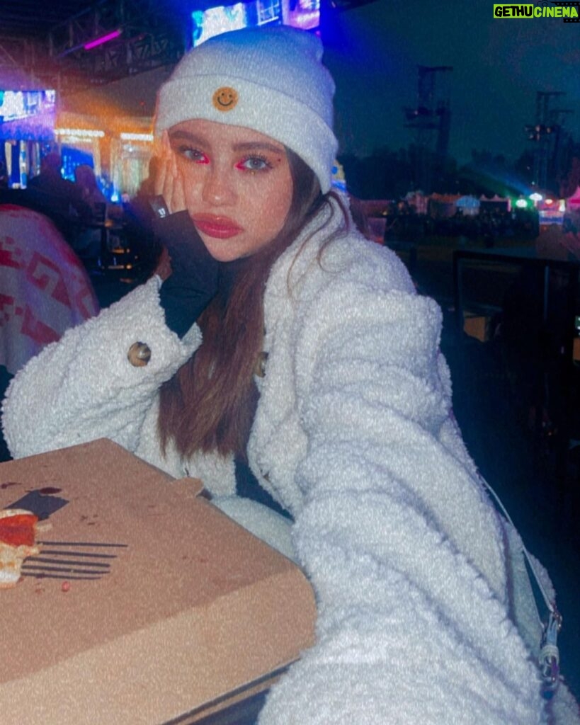 Karol Sevilla Instagram - 🍕💣🔥🤍