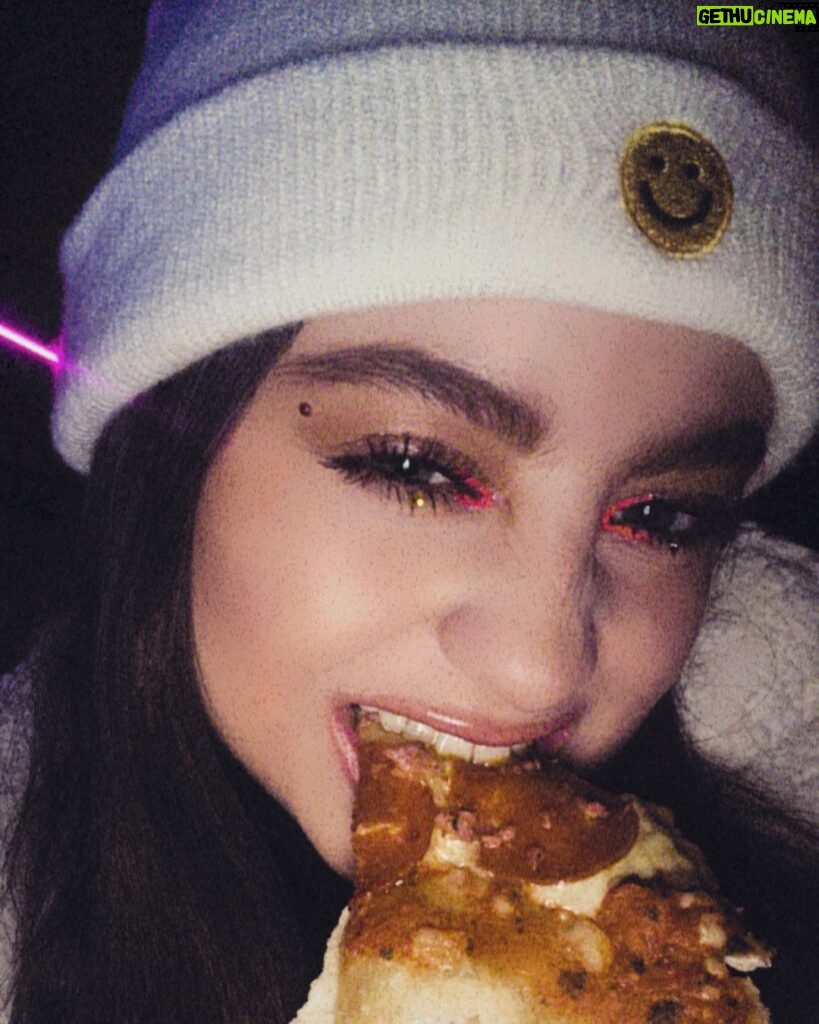 Karol Sevilla Instagram - 🍕💣🔥🤍