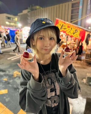 Kashou Rosiel Instagram - この前、地元の祭り〝川越祭り〟に行ってきたよ!!!チョコバナナとみかん飴、あんず飴はじゃんけんに買って2つ!じゃがバターと辛味大根お餅と焼きそば食べてお土産にわたあめ!満喫した…
#川越祭り