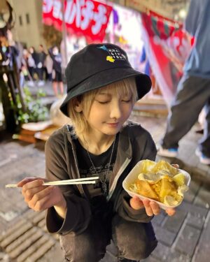 Kashou Rosiel Instagram - この前、地元の祭り〝川越祭り〟に行ってきたよ!!!チョコバナナとみかん飴、あんず飴はじゃんけんに買って2つ!じゃがバターと辛味大根お餅と焼きそば食べてお土産にわたあめ!満喫した…
#川越祭り