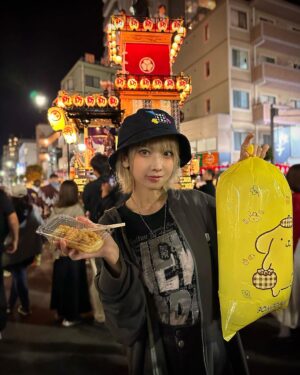 Kashou Rosiel Instagram - この前、地元の祭り〝川越祭り〟に行ってきたよ!!!チョコバナナとみかん飴、あんず飴はじゃんけんに買って2つ!じゃがバターと辛味大根お餅と焼きそば食べてお土産にわたあめ!満喫した…
#川越祭り