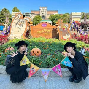 Kashou Rosiel Instagram - 昨日は、ディズニーシーにお友達のなおぴっぴと行ってきた!
お揃いの黒コーデ👻楽しすぎた👻
#ディズニー #ディズニーシー #ディズニーコーデ #disneysea